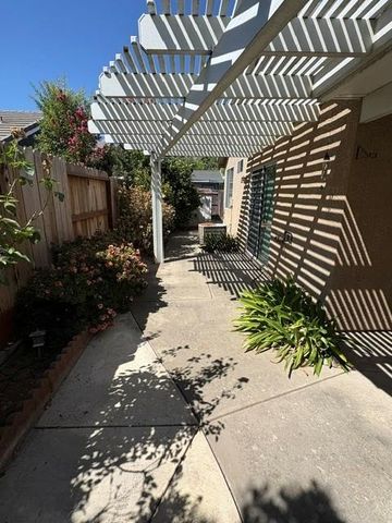 987 Pearwood Cir, Lodi, CA 95242