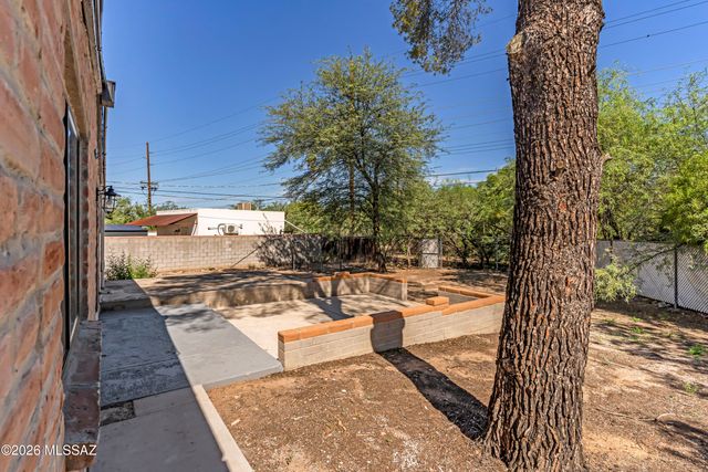 5829 E Waverly Street, Tucson, AZ 85712