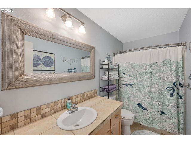 780 E KENMORE St, Gladstone, OR 97027