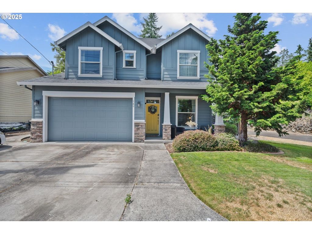780 E KENMORE St, Gladstone, OR 97027