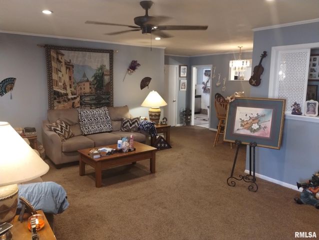 600 S SKYLINE Drive, Carbondale, IL 62901