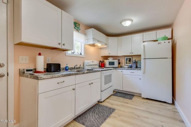 1811 East Fairview Avenue, Johnson City, TN 37601