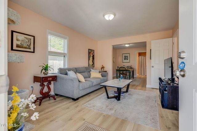 1811 East Fairview Avenue, Johnson City, TN 37601