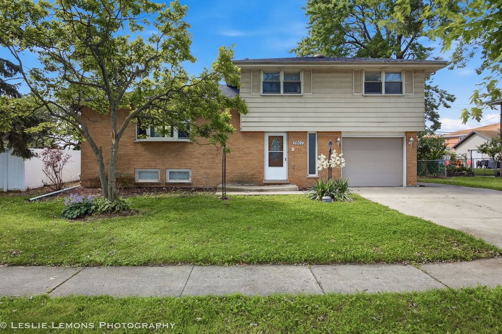 7907 W 89th Street, Hickory Hills, IL 60457