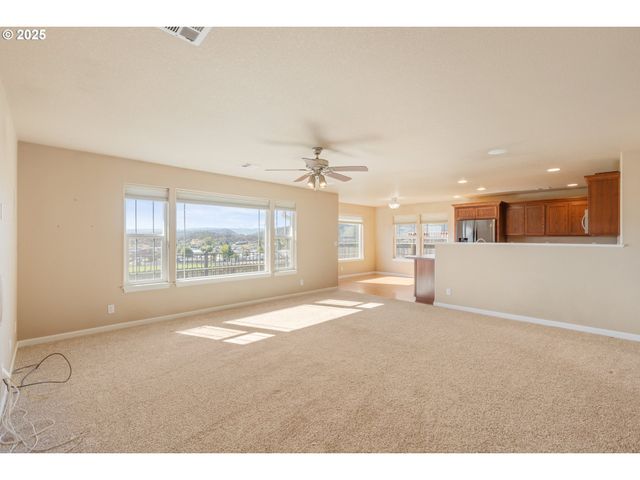 1884 Ne SUNSET LOOP Dr, Roseburg, OR 97470