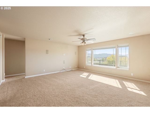 1884 Ne SUNSET LOOP Dr, Roseburg, OR 97470