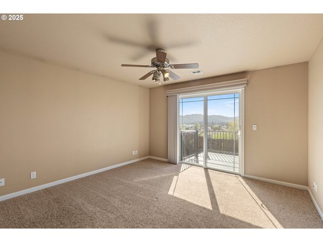 1884 Ne SUNSET LOOP Dr, Roseburg, OR 97470