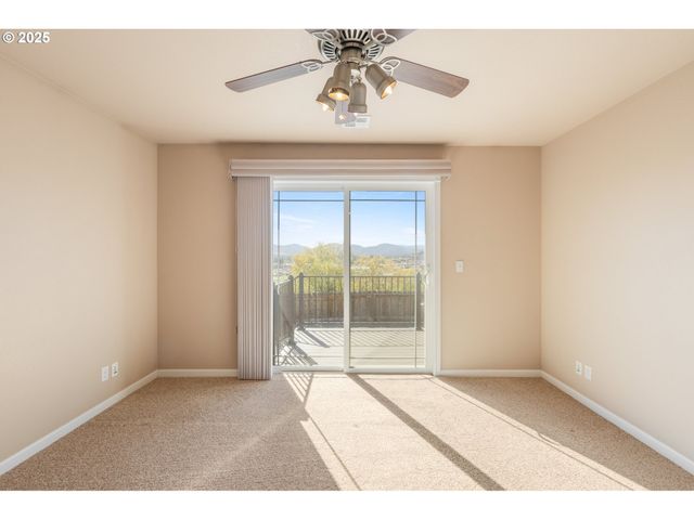 1884 Ne SUNSET LOOP Dr, Roseburg, OR 97470