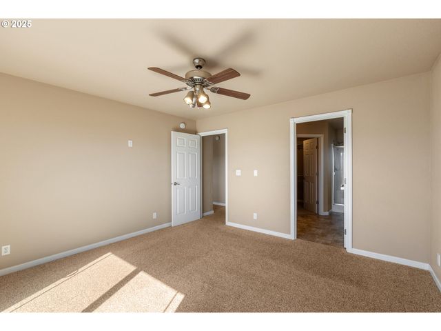 1884 Ne SUNSET LOOP Dr, Roseburg, OR 97470