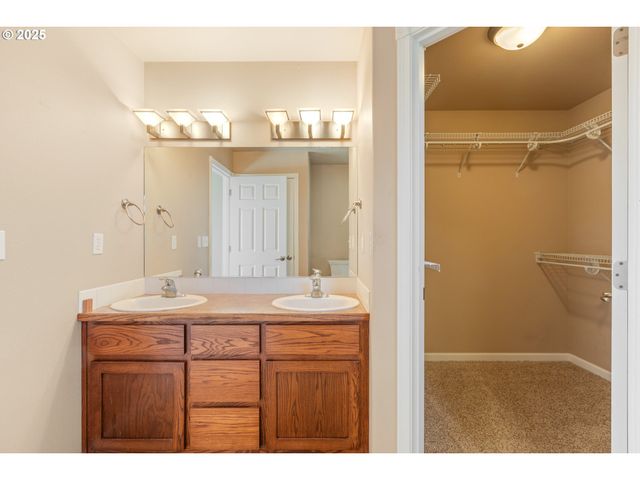 1884 Ne SUNSET LOOP Dr, Roseburg, OR 97470