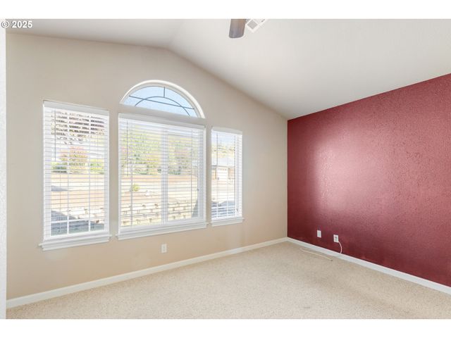 1884 Ne SUNSET LOOP Dr, Roseburg, OR 97470