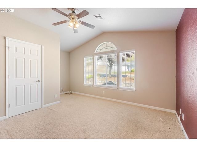 1884 Ne SUNSET LOOP Dr, Roseburg, OR 97470