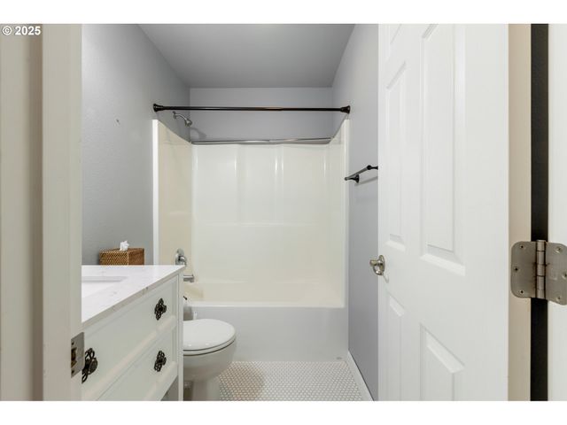 1884 Ne SUNSET LOOP Dr, Roseburg, OR 97470