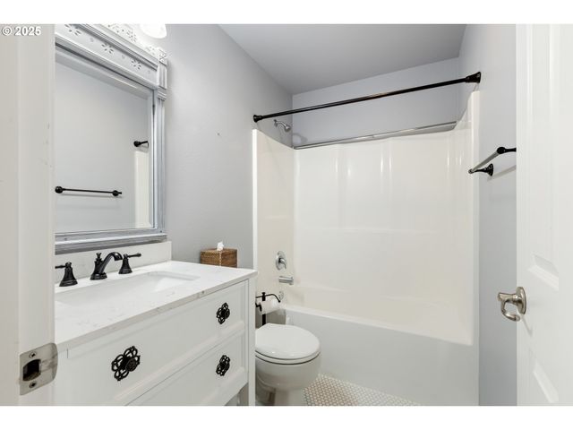 1884 Ne SUNSET LOOP Dr, Roseburg, OR 97470