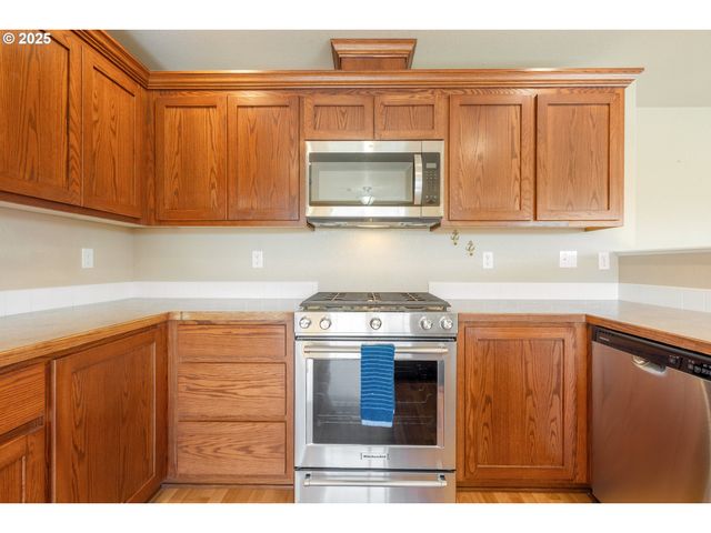 1884 Ne SUNSET LOOP Dr, Roseburg, OR 97470