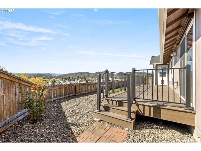 1884 Ne SUNSET LOOP Dr, Roseburg, OR 97470