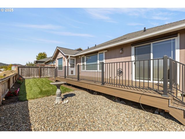 1884 Ne SUNSET LOOP Dr, Roseburg, OR 97470