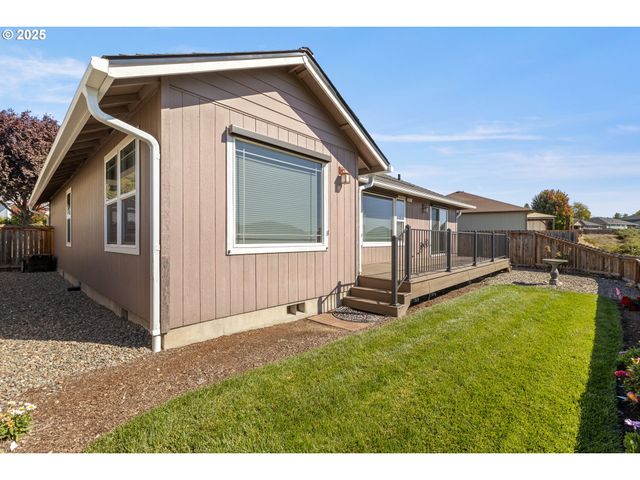 1884 Ne SUNSET LOOP Dr, Roseburg, OR 97470