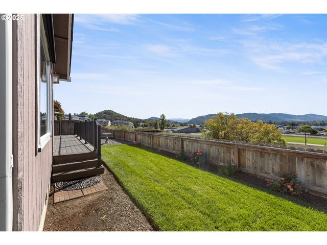 1884 Ne SUNSET LOOP Dr, Roseburg, OR 97470