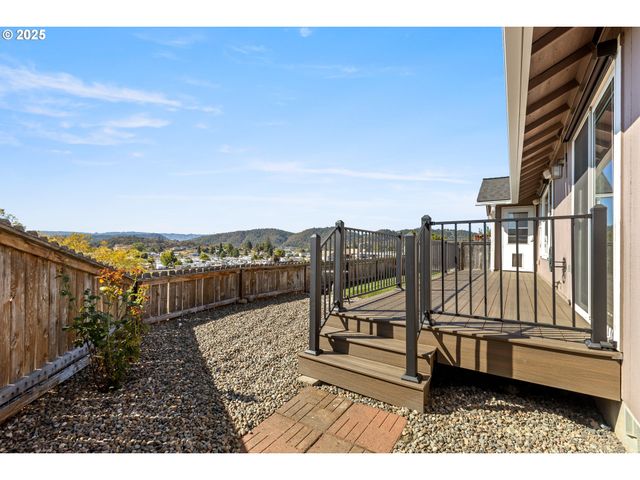 1884 Ne SUNSET LOOP Dr, Roseburg, OR 97470