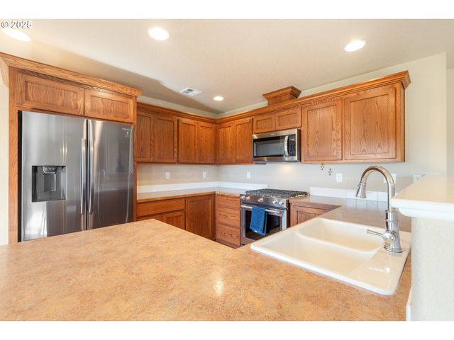 1884 Ne SUNSET LOOP Dr, Roseburg, OR 97470