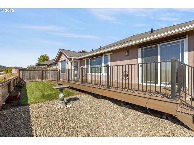 1884 Ne SUNSET LOOP Dr, Roseburg, OR 97470