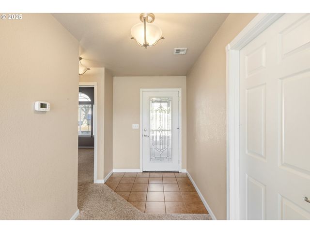 1884 Ne SUNSET LOOP Dr, Roseburg, OR 97470