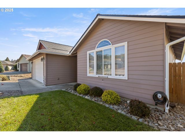 1884 Ne SUNSET LOOP Dr, Roseburg, OR 97470