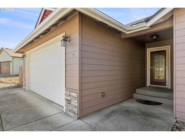 1884 Ne SUNSET LOOP Dr, Roseburg, OR 97470