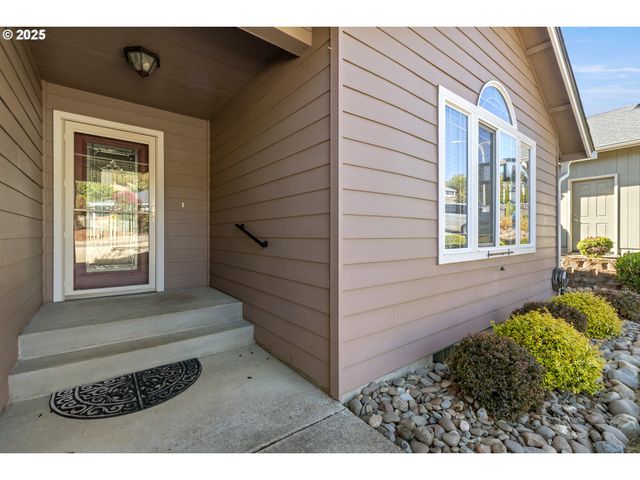 1884 Ne SUNSET LOOP Dr, Roseburg, OR 97470