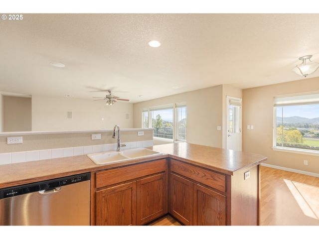 1884 Ne SUNSET LOOP Dr, Roseburg, OR 97470