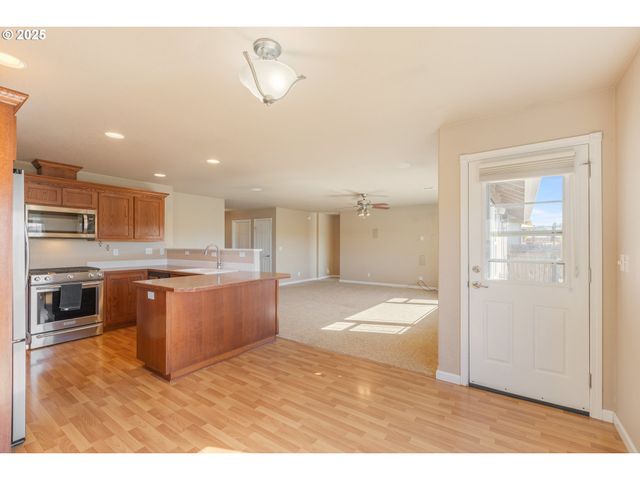 1884 Ne SUNSET LOOP Dr, Roseburg, OR 97470