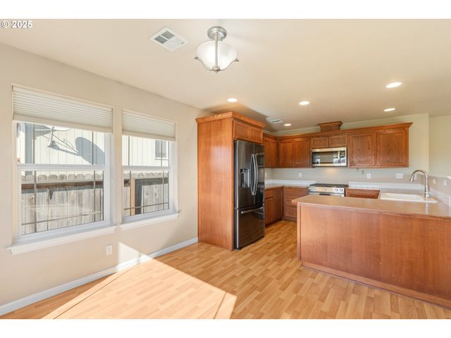 1884 Ne SUNSET LOOP Dr, Roseburg, OR 97470