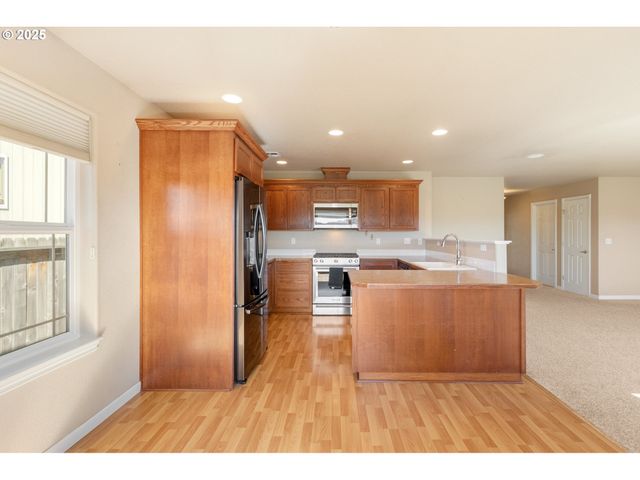 1884 Ne SUNSET LOOP Dr, Roseburg, OR 97470