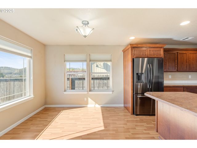 1884 Ne SUNSET LOOP Dr, Roseburg, OR 97470