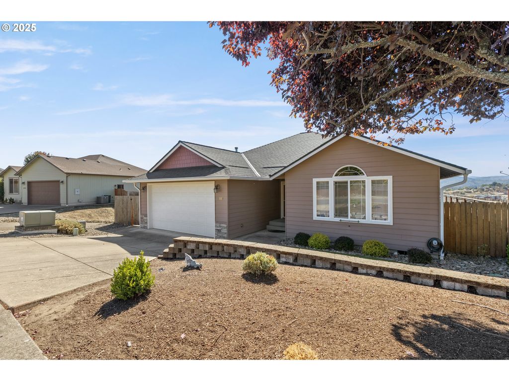 1884 Ne SUNSET LOOP Dr, Roseburg, OR 97470