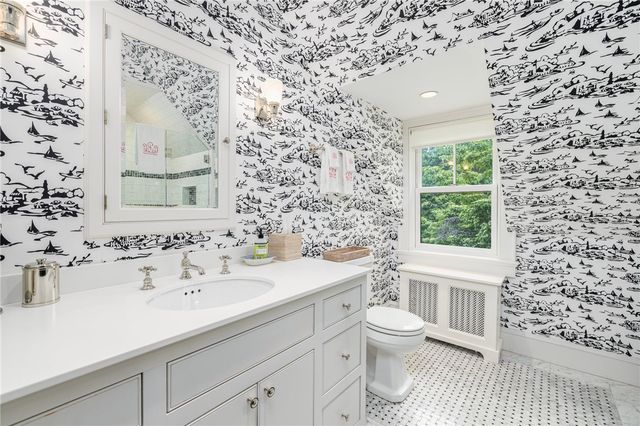 33 Beacon Hill Road, Newport, RI 02840