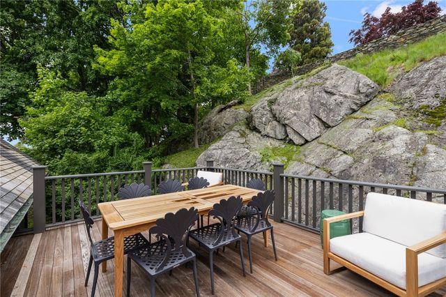 33 Beacon Hill Road, Newport, RI 02840