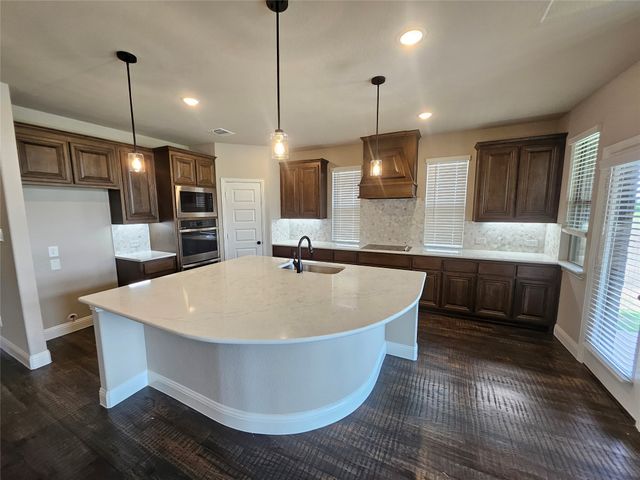 311 Redwood Circle, Trenton, TX 75490