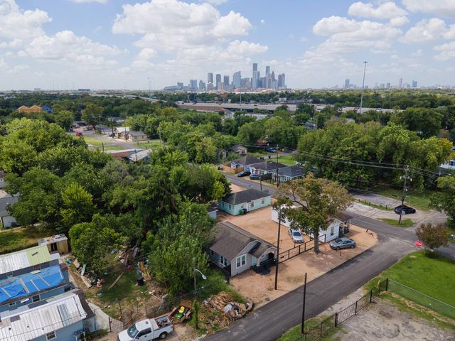2710 Brewster Street, Houston, TX 77026