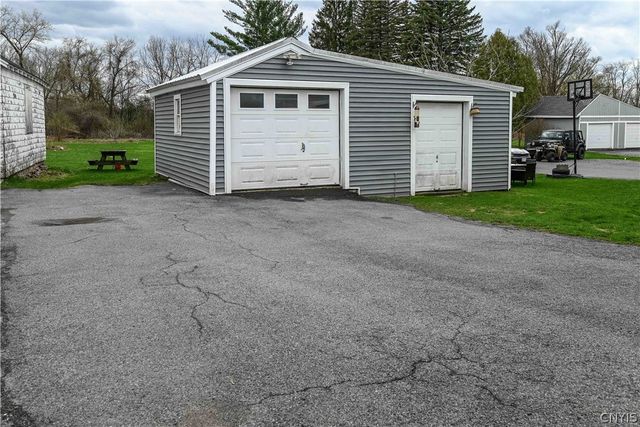 58 Burrstone Road, New Hartford, NY 13417