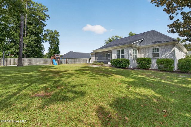 646 Crown Pointe Drive, Hampstead, NC 28443