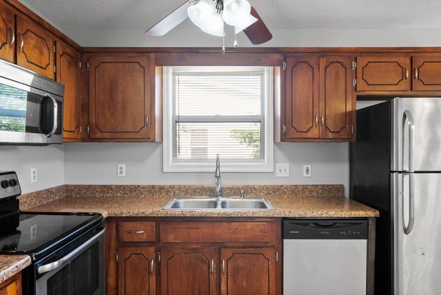 1985 Timberline Cir, Oak Grove, KY 42262