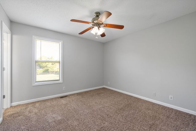 1985 Timberline Cir, Oak Grove, KY 42262