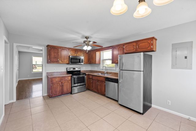 1985 Timberline Cir, Oak Grove, KY 42262