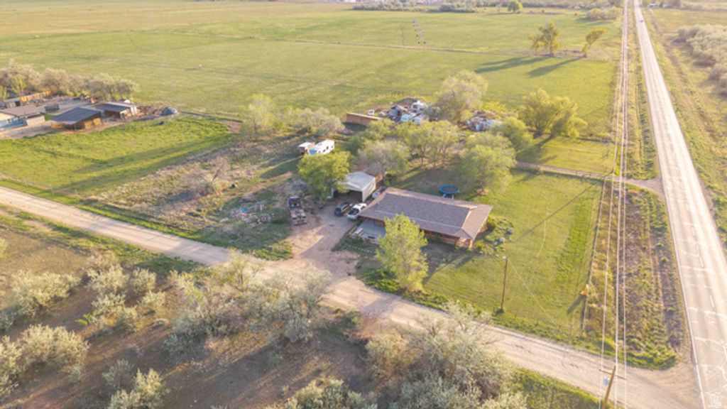 Image 7 of property listing at 3040 S 7455 W, Ioka, UT 84066