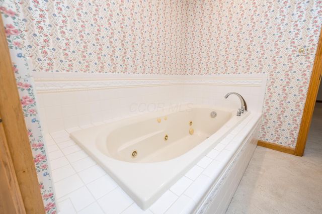 129 Tanglewood Drive, West Liberty, OH 43357