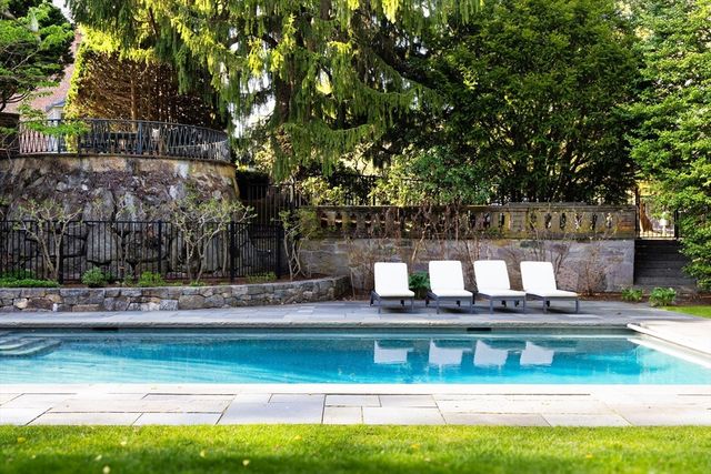 40 Singletree Rd, Brookline, MA 02467