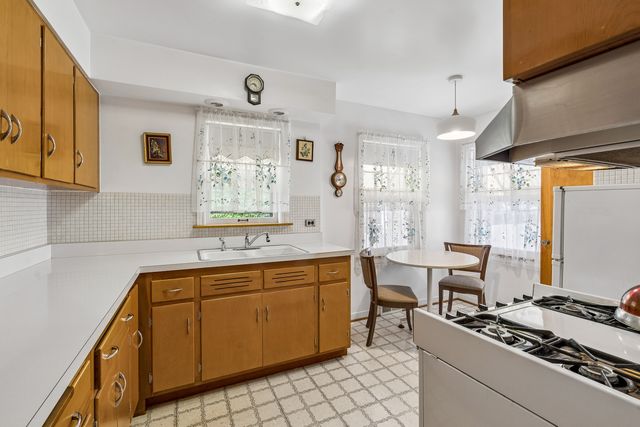 5618 N Kenneth Avenue, Chicago, IL 60646