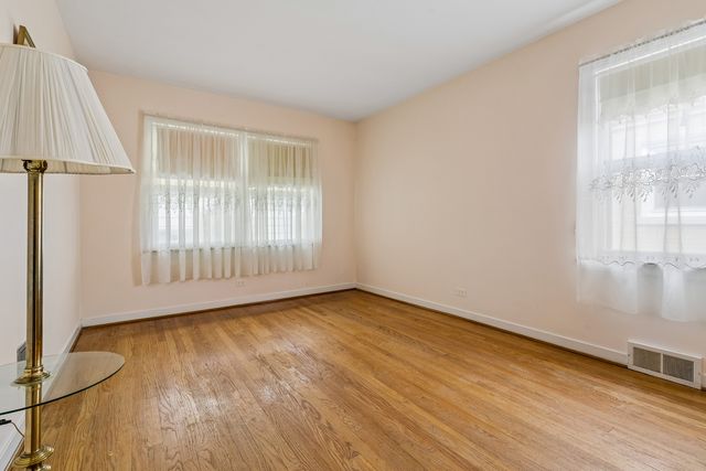 5618 N Kenneth Avenue, Chicago, IL 60646